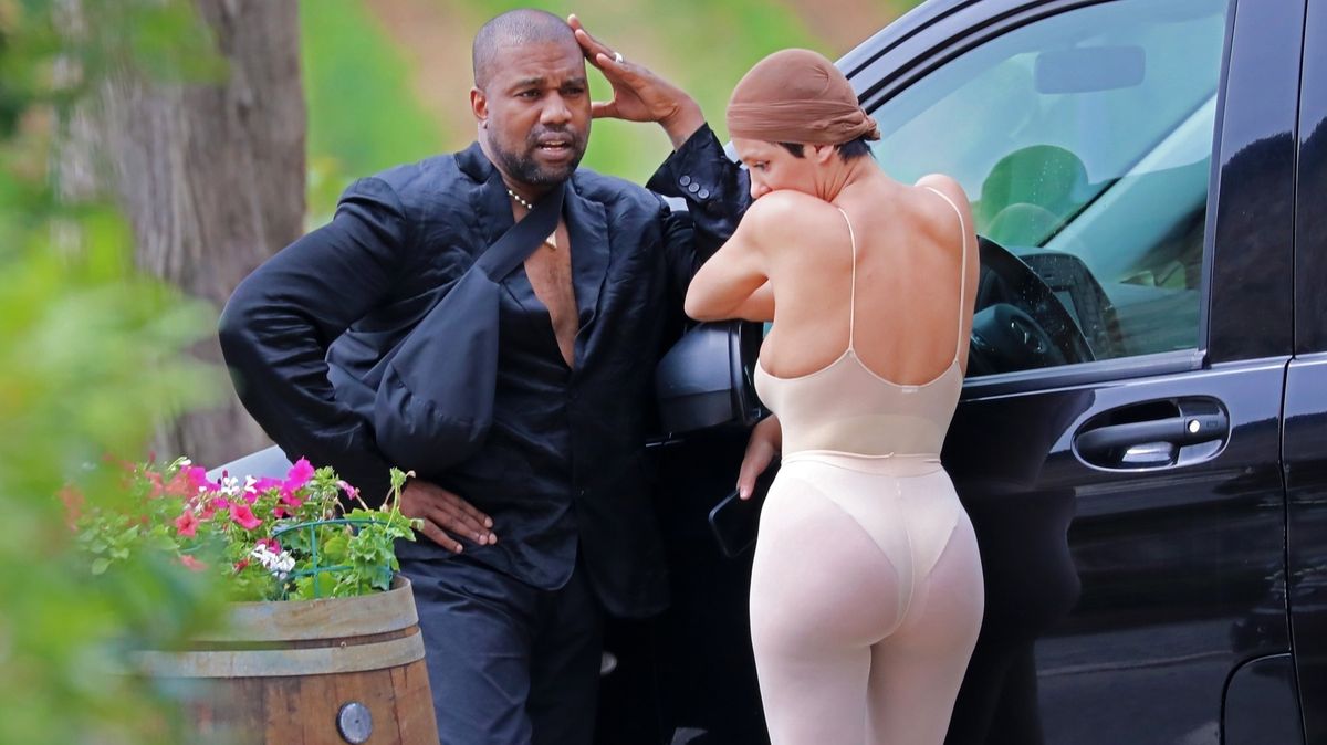 Letos ani kalhotky, říká Kanye West na adresu své ženy a sdílí ji téměř nahou. Vypadá jako týraná, bojí se o Biancu lidé